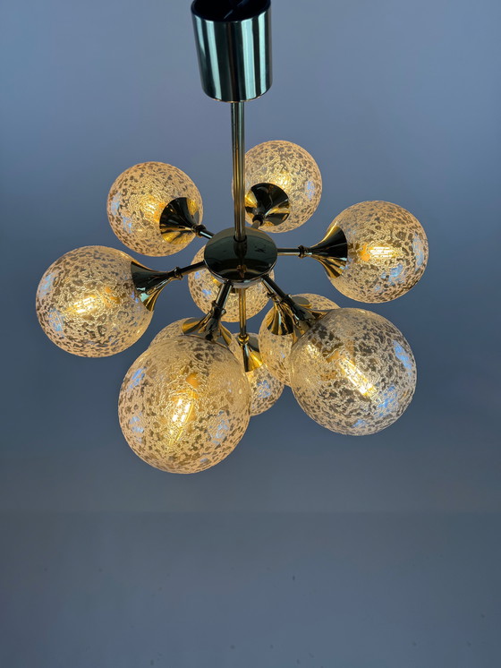 Image 1 of Superbe lustre en laiton et verre ambré des années 1970 - L'élégance de l'ère spatiale