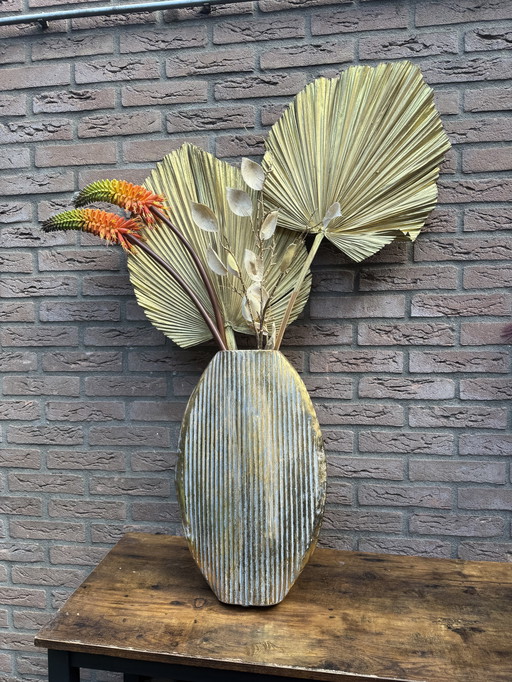 2 vases en métal doré