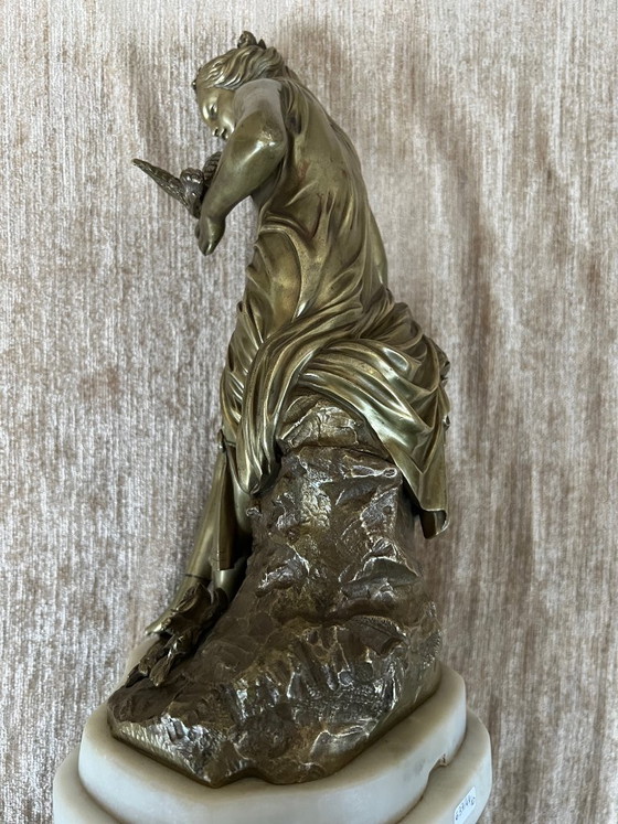 Bronzebildhauerei einer Frau mit einem Vogel, Marmor, Weiß (Foto 7 von 9)