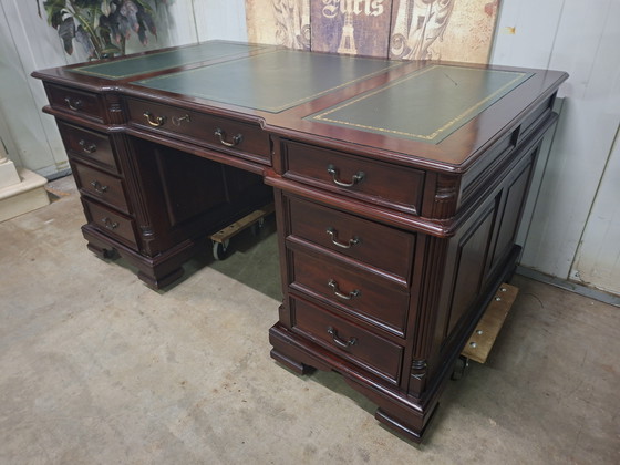Image 1 of Klassiek Engels bureau, schrijftafel, deks enkelzijdig met lederen inleg afm. 162x93cm en 78cm hoog.  