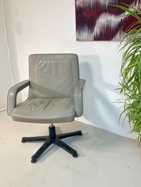 Image 1 of Visitor armchair mobilier international cuir Gris 2000 Ref Camilla