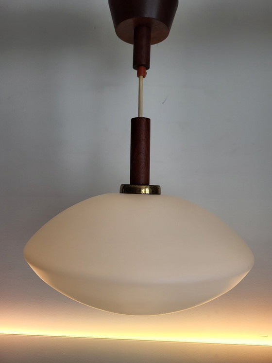 Image 1 of Lampada a sospensione vintage in vetro opalino, stile scandinavo, teak, anni '60