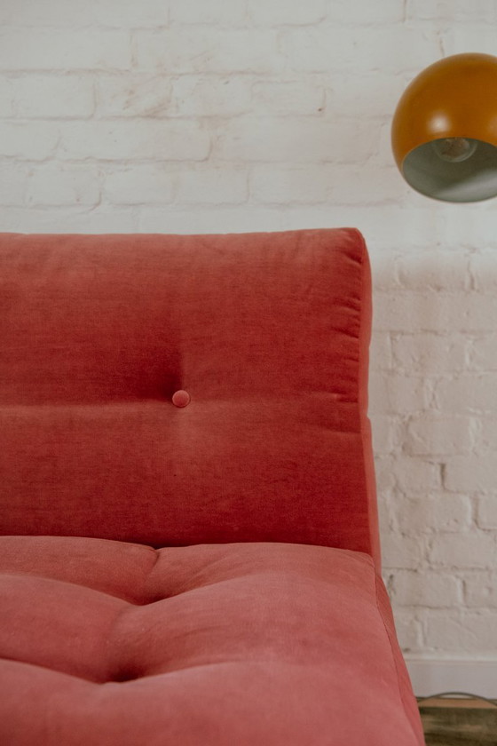Image 1 of Chaise longue en velours cramoisi