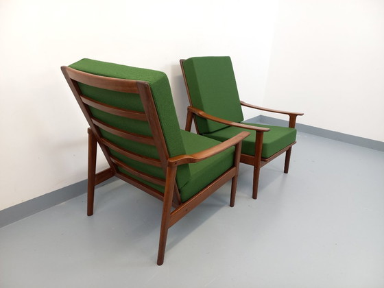 Image 1 of Een paar vintage Scandinavische fauteuils van teakhout met groene stof uit de jaren 60.