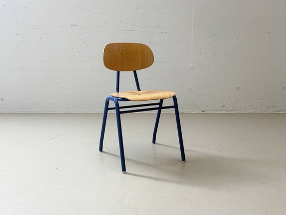 Image 1 of 4 vintage stapelstoelen van het Schönauer schoolmeubilair