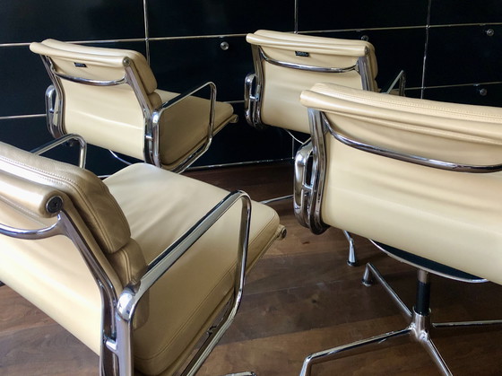 Image 1 of 4 sillas de conferencia giratorias Vitra Eames Soft Pad Chair EA 208
