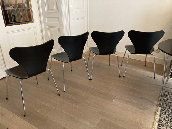 Image 1 of Tafel y stoelen Fritz Hansen y Arne Jacobsen, modelo Superellipse en vlinderstoelen