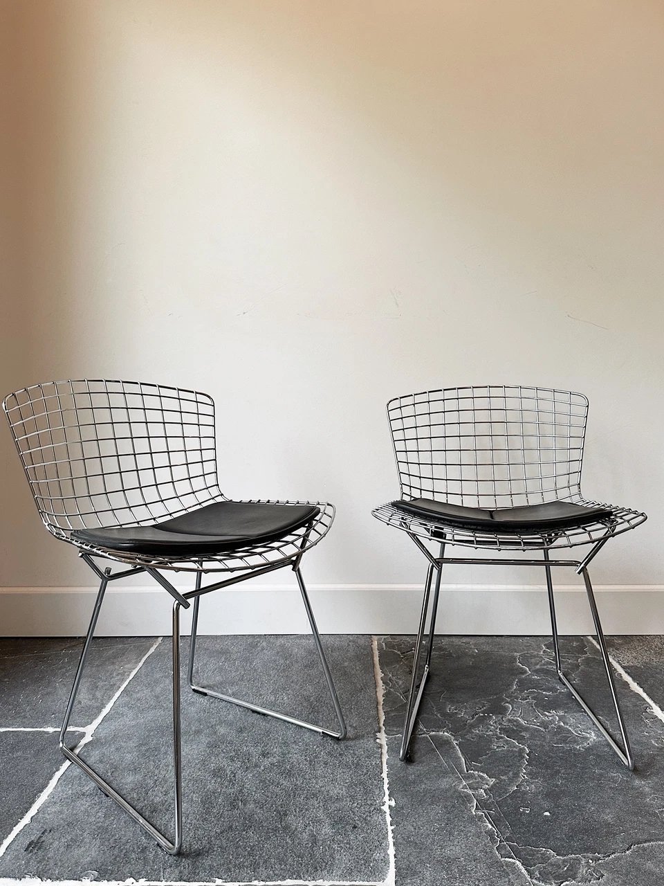 2x Sedia da pranzo Bertoia con cuscino nero, vinile
