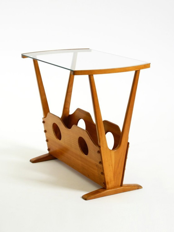 Image 1 of Preciosa mesa auxiliar moderna de mediados de siglo con revistero, fabricada en madera de fresno y cristal.