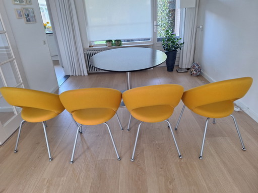 4 Nina dining chairs Artifort, price is per piece