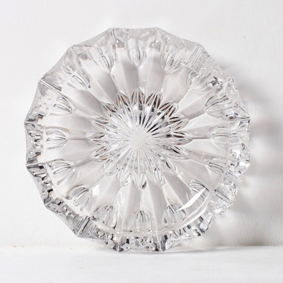 Vintage asbak van zwaar geslepen glas, groot rond accessoire uit het midden van de 20e eeuw. (photo 3 of 11)