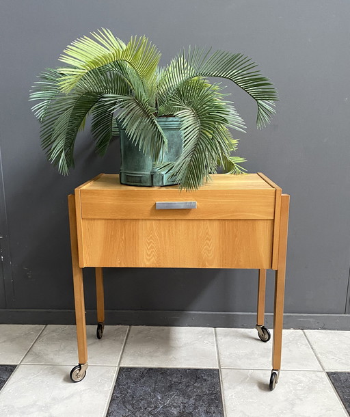 Boîte à couture en bois clair / Table d'appoint sur roulettes 1960s