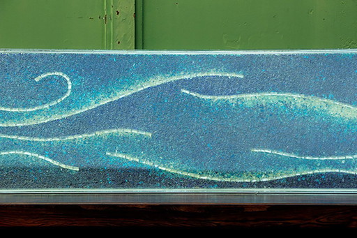 Très grand Tableau mosaïque en résine en verre, aux formes de vagues bleues, années 1970.