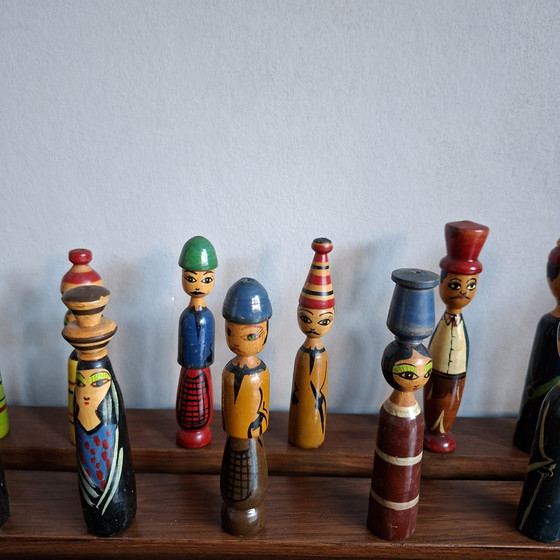 Image 1 of Poupées égyptiennes vintage en bois sur fuseau des années 70. 19 pièces.