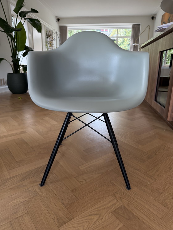 6x Vitra Eames DAW sedia con base in acero nero PREZZO PER PEZZO – Sedie da pranzo, Plastic, Wood (photo 2 of 9)