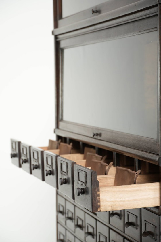 Image 1 of Unieke en zeer originele 19e eeuwse globe Wernicke modulaire notaris/ kantoor/ apothekerskast