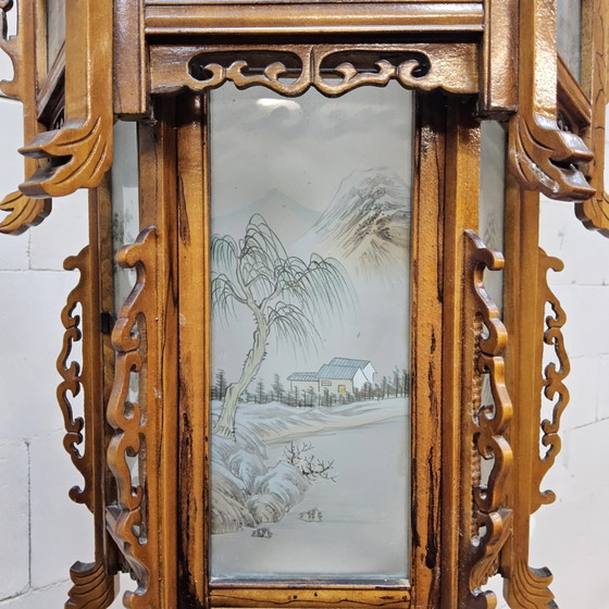 Image 1 of Lanterne/suspension chinoise vintage en bois avec panneaux de verre et scènes traditionnelles