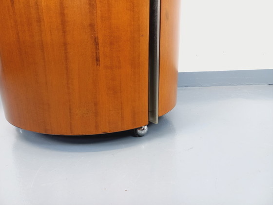 Image 1 of Tavolino da caffè rotondo vintage italiano con barra girevole su ruote di Eugenio Gerli per Tecno, in teak curvato