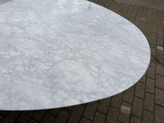 Image 1 of Table de salle à manger ovale Knoll Tulip, Eero Saarinen (244 cm), marbre de Carrare