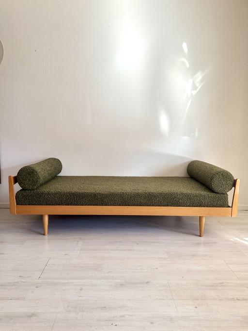 Diván vintage de los años 50/60 en bouclé verde estilo teddy.