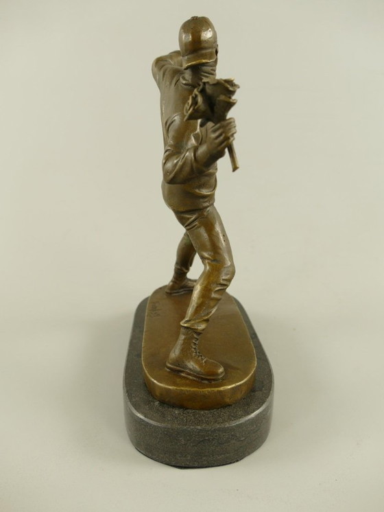 Image 1 of Banksy bloemenwerper bronzenbeeld middelmaat model 