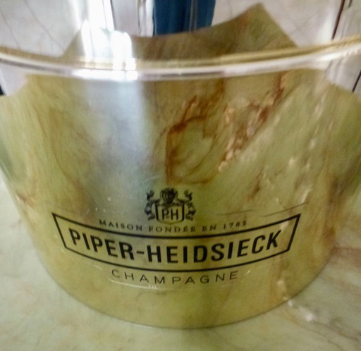 Piper Heidsieck Champagner-Präsentationskoeler „Lipstick“.