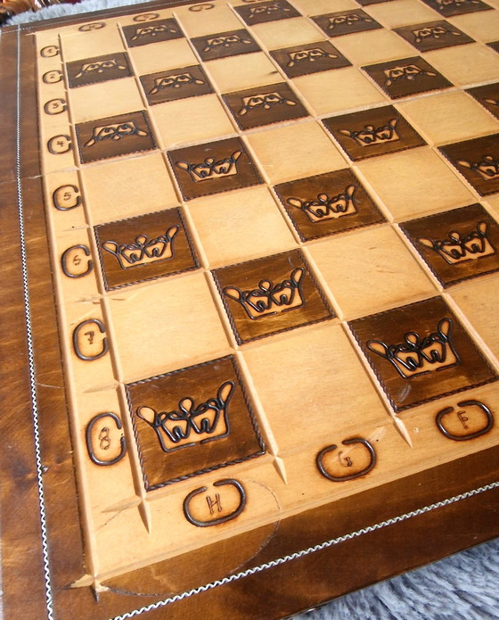 Image 1 of  Magnifique échiquier en bois vintage fait à la main avec des pièces uniques