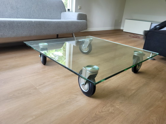 Image 1 of Tavolino quadrato su robuste rotelle