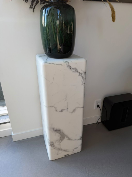 2x POLSPOTTEN Marble Look Säule Large Weiß