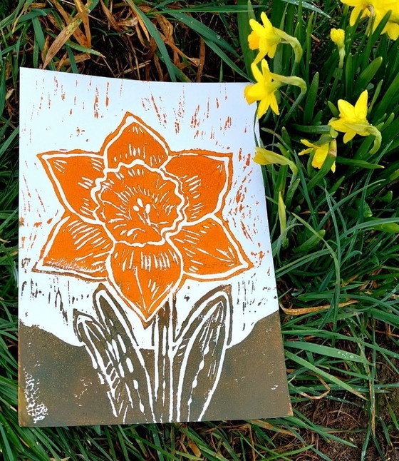 Image 1 of Impresión linográfica de narcisos | Arte mural de flores de primavera | Impresión botánica naranja | A4 hecho a mano