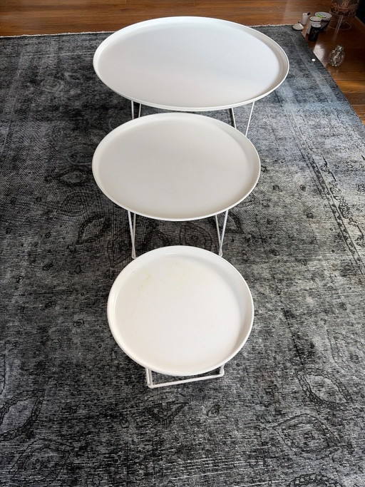3 tables basses blanches B&B de tailles différentes