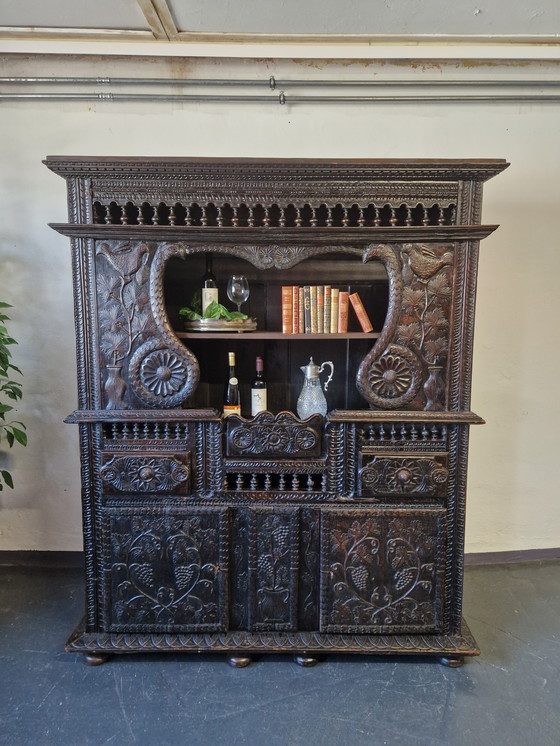 Image 1 of Ancienne armoire buffet gothique sculpture