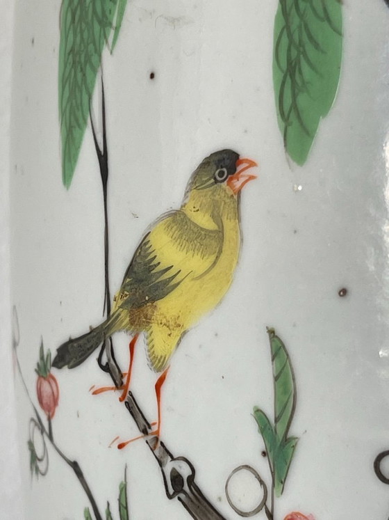 China (Republiekperiode, 1920-1940) — Grote Balustervormige Famille Rose Porseleinen Vaas Bloemen en Vogels (photo 12 of 12)