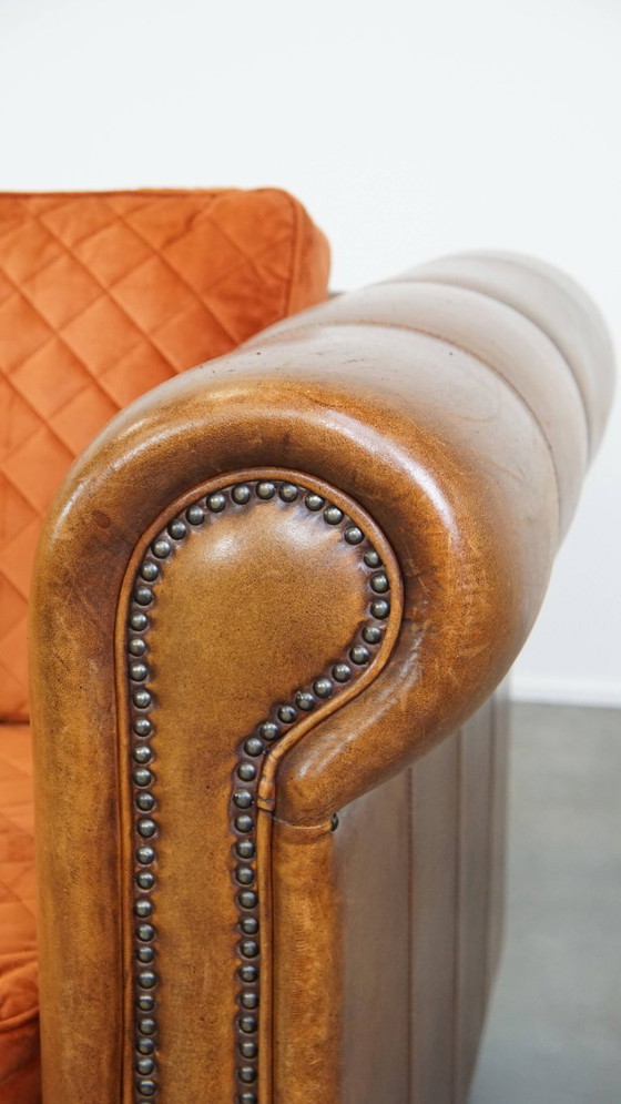 Image 1 of Divano in pelle di pecora da 2,5 posti di alta qualità con cuscini di seduta e schienale in tessuto arancione