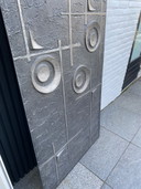 Brutalistisches Wand-/Türpaneel