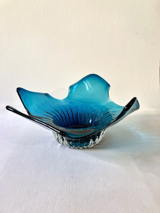 Grande fruttiera in vetro soffiato blu.