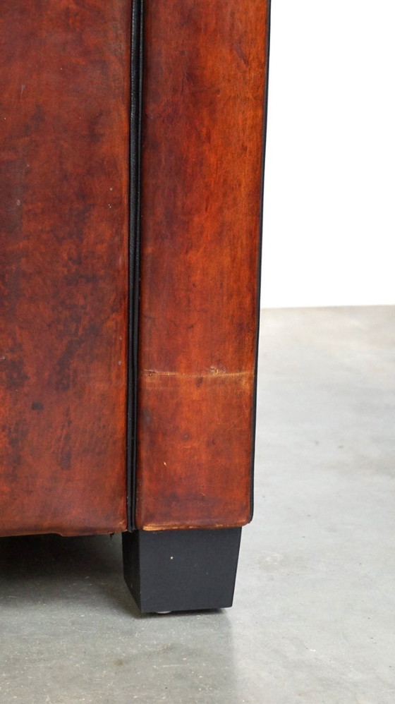 Image 1 of Cómodo sofá de piel de oveja de 2,5 plazas con cojines de tela