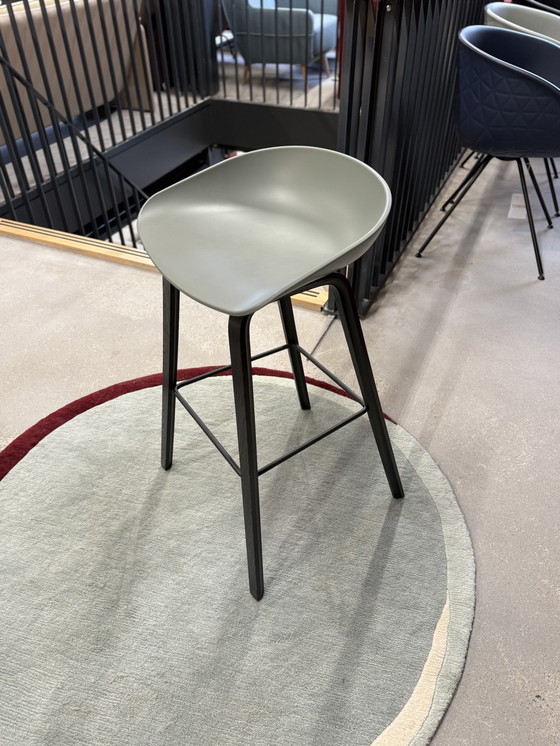 Image 1 of Sgabello da bar Hay About a Stool AAS32 nero verde