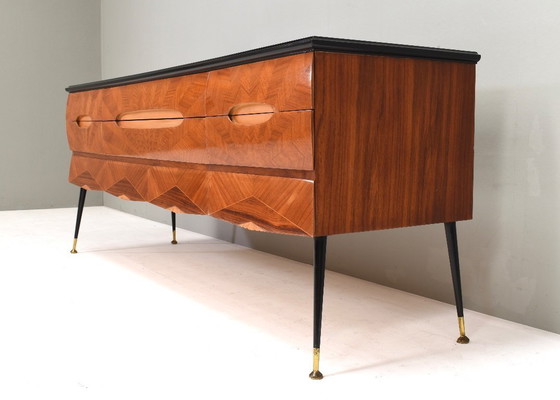 Image 1 of Credenza italiana attribuita a Vittorio Dassi in noce, vetro e ottone - anni '50