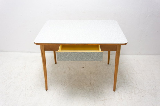 Image 1 of Table centrale en formica et bois du milieu du siècle, Tchécoslovaquie, années 1960
