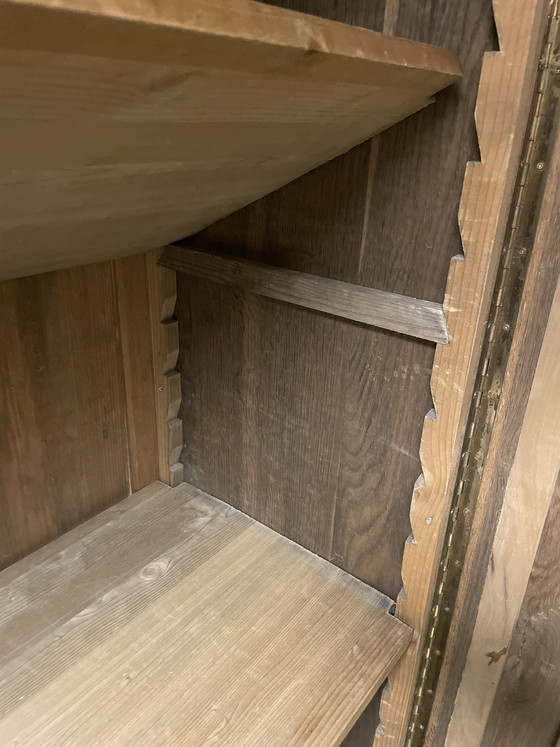 Image 1 of Armoire ancienne en bois massif nécessitant quelques réparations.