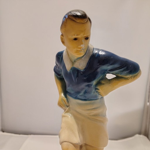 Estatua de futbolista, estilo años cincuenta, pintada a mano.