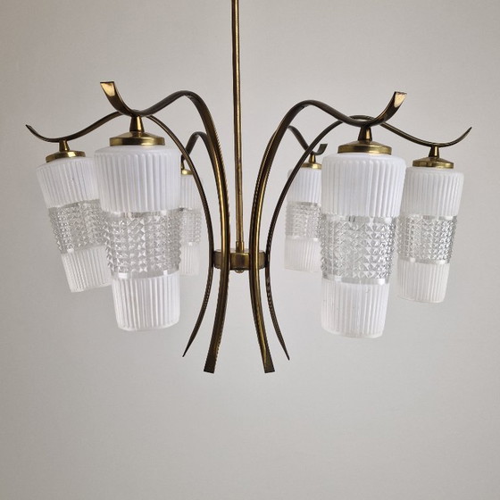 Image 1 of Lampadario italiano di metà secolo in ottone con paralumi in vetro stile Murano, anni '60