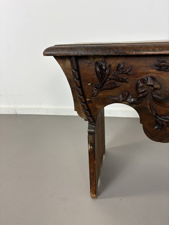 Image 1 of 19e Eeuws Antiek Bestee- en Beddenbankje –  Eiken Gedecoreerd met Motief 