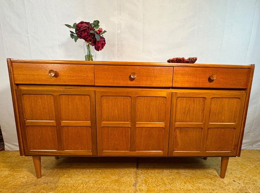 Een zeer gewild teakhouten dressoir in mid-century modern stijl van Nathan, circa 1960-1970.