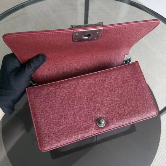 Image 1 of Borsa Chanel Boy Medium - Caviar 25 cm trapuntata bordeaux rosso scuro rutenio finiture argento Serie 19