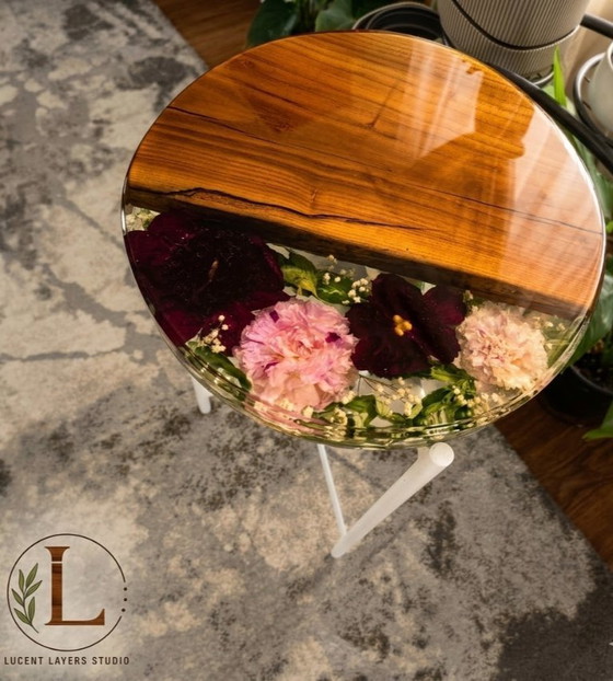 Image 1 of Handgemaakte bijzettafel met bloemenmotief van hars en amandelhout | Pioenrozen geconserveerd in epoxyhars