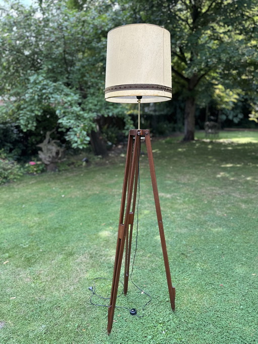 Lampadaire tripode Flamant - élégance chaleureuse en bois et cuivre