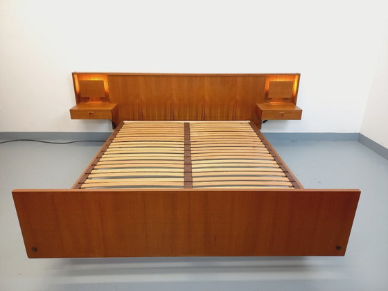 Image 1 of Lit double vintage style scandinave en teck des années 60 avec chevets lumineux intégrés et sommier