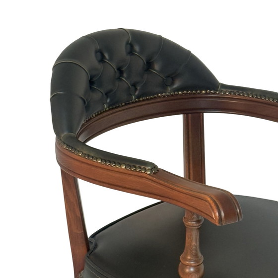 Image 1 of Chesterfield - Handgemaakt / vintage / zo goed als nieuw - Groen leer - Houten barkruk met voetensteun - Meerdere op voorraad